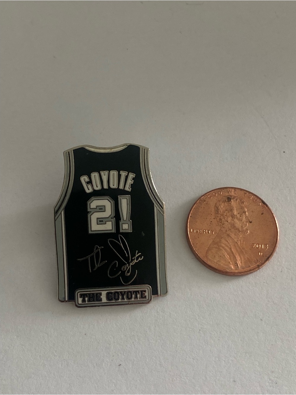 NBA collectible pin shows a "Coyote" t-shirt, - Picture 2 of 3